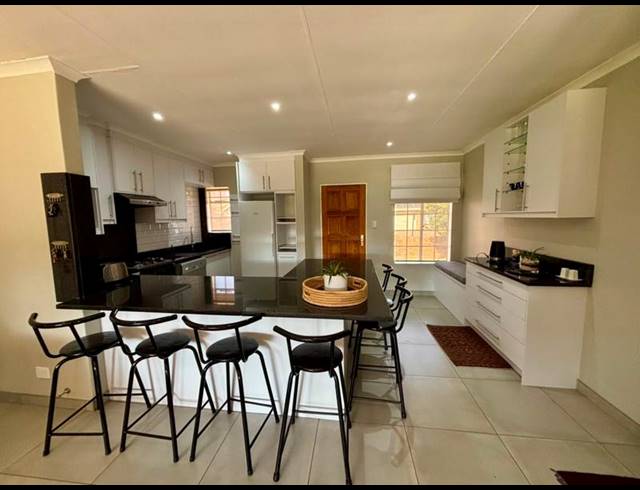 3 BEDROOM TOWNHOUSE FOR SALE IN LANGENHOVENPARK